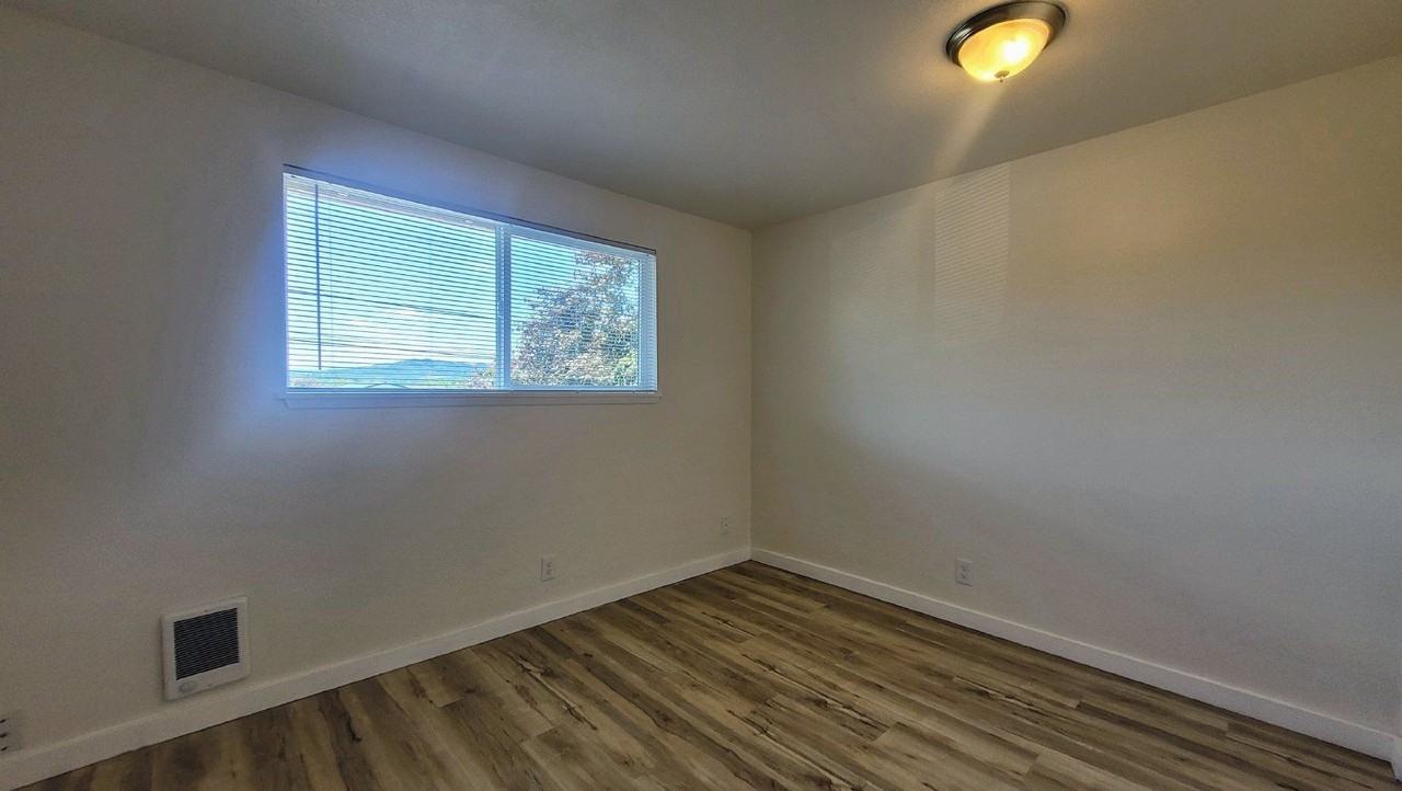624 Ne Housley Ave #6 - Photo 5 of 8