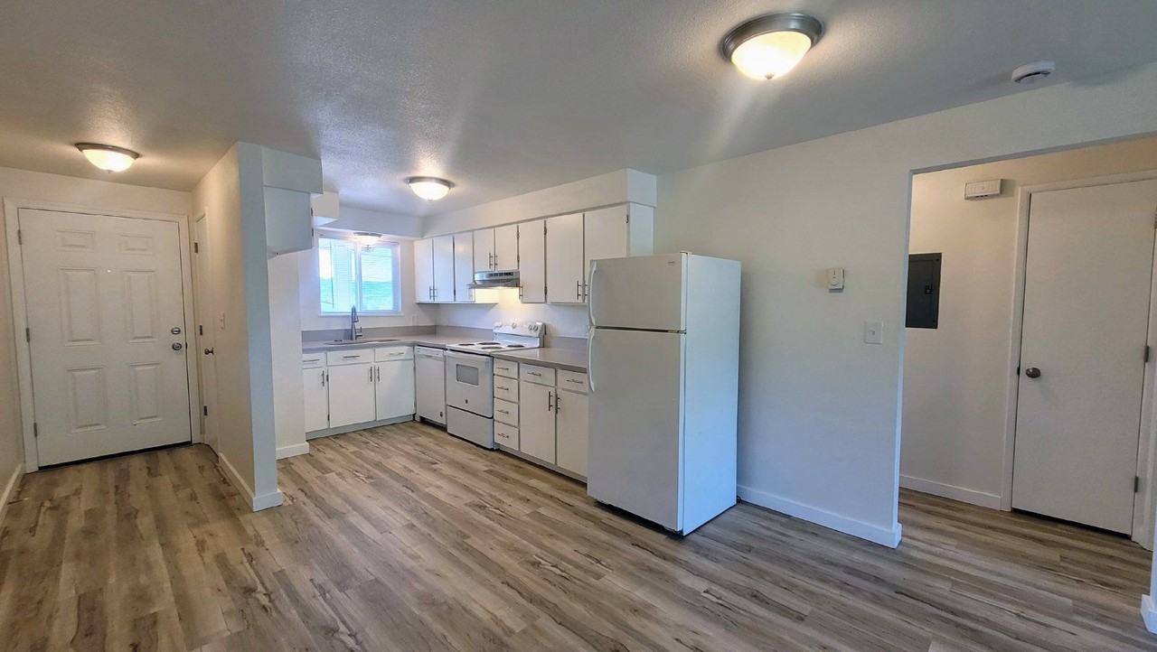 624 Ne Housley Ave #6 - Photo 6 of 8