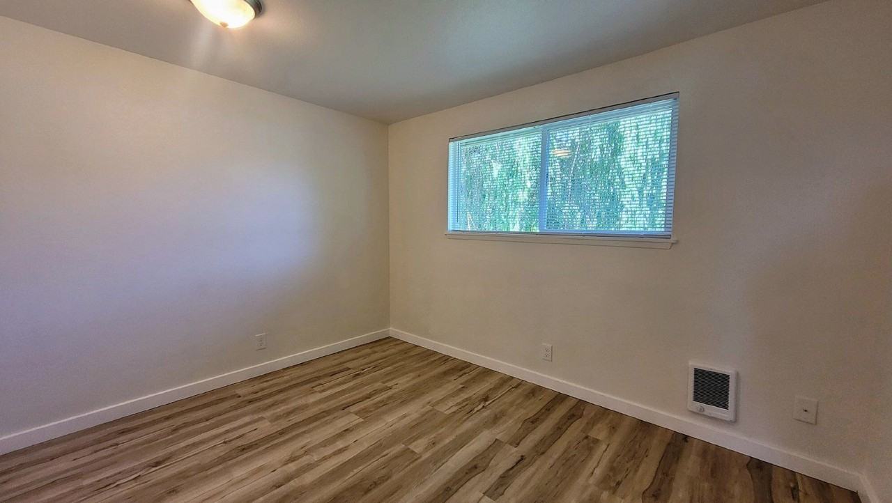 624 Ne Housley Ave #6 - Photo 7 of 8