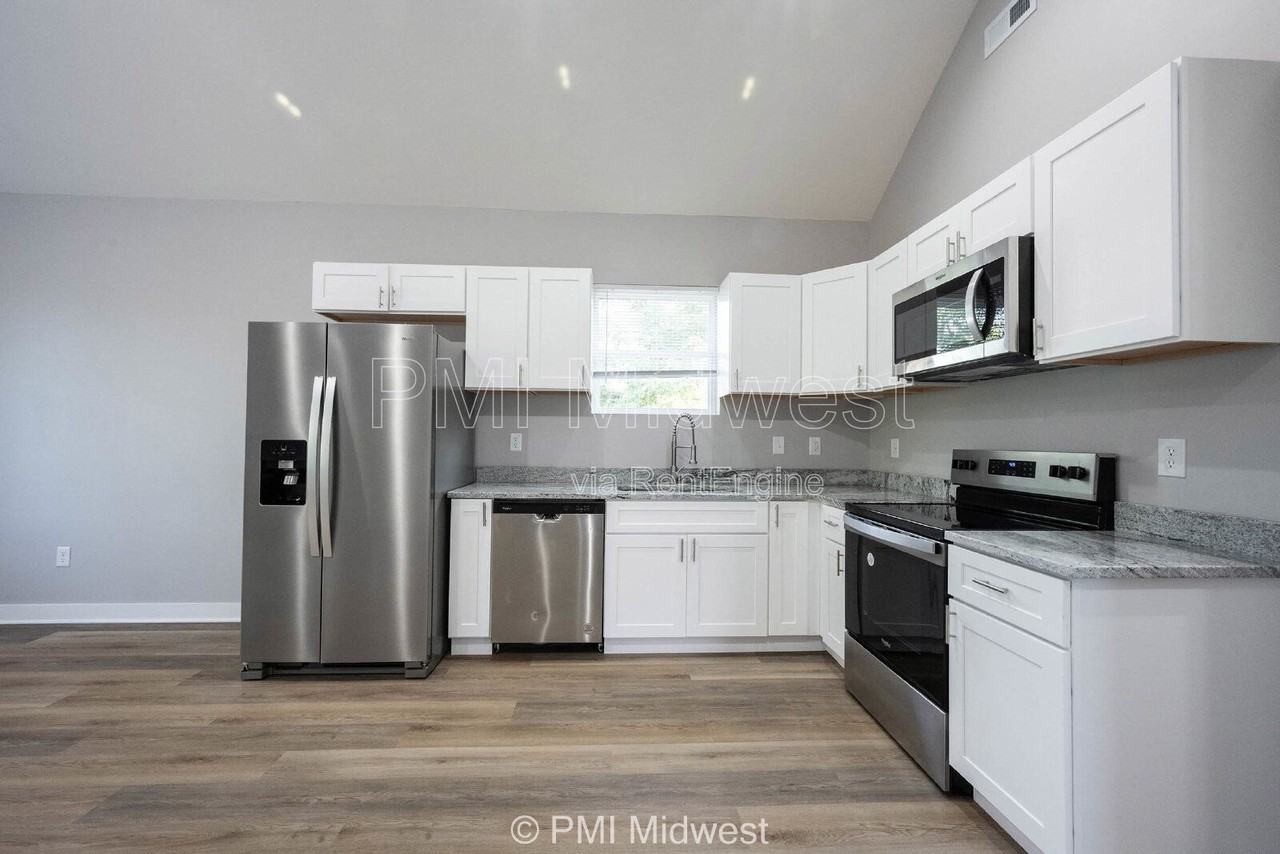 2038 E Maryland St #B - Photo 6 of 22