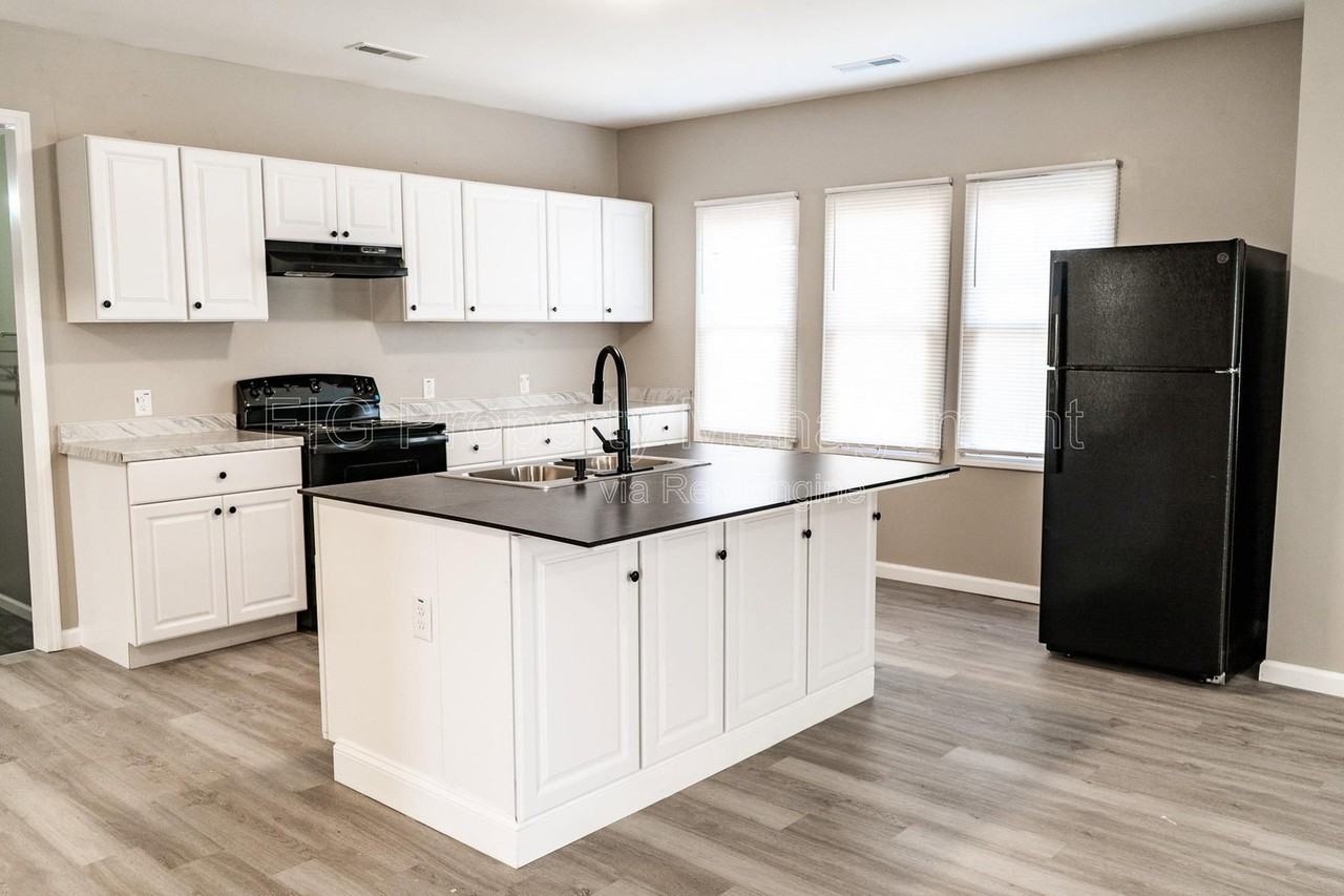 2453 E 5th Ave #2 - Photo 5 of 19