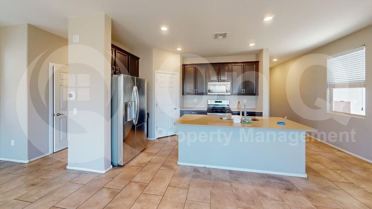 5940 N Umbra Ct - Photo 3 of 16