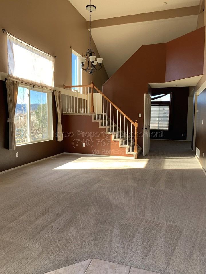 212 Oxbow Dr - Photo 2 of 38