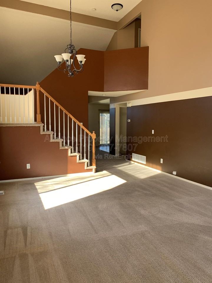 212 Oxbow Dr - Photo 3 of 38