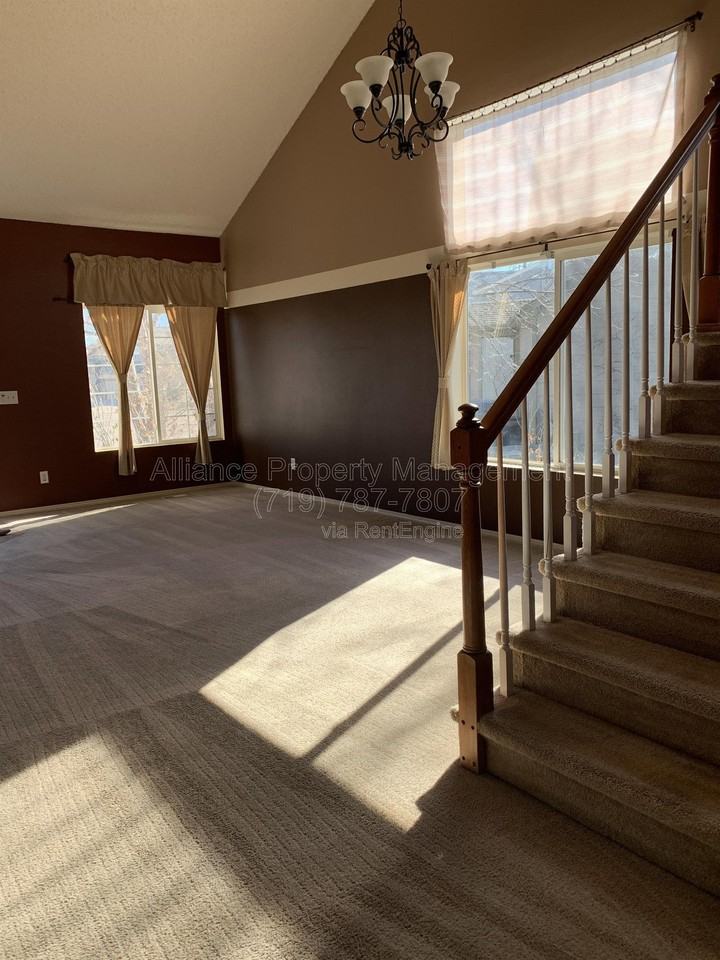 212 Oxbow Dr - Photo 4 of 38