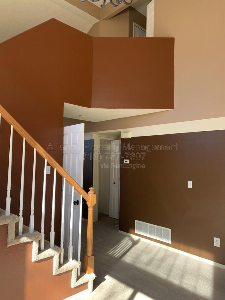 212 Oxbow Dr - Photo 5 of 38