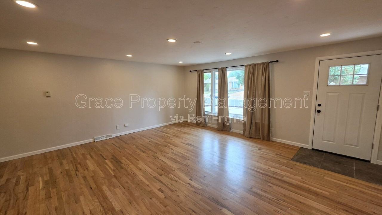 270 Beryl Way - Photo 3 of 33