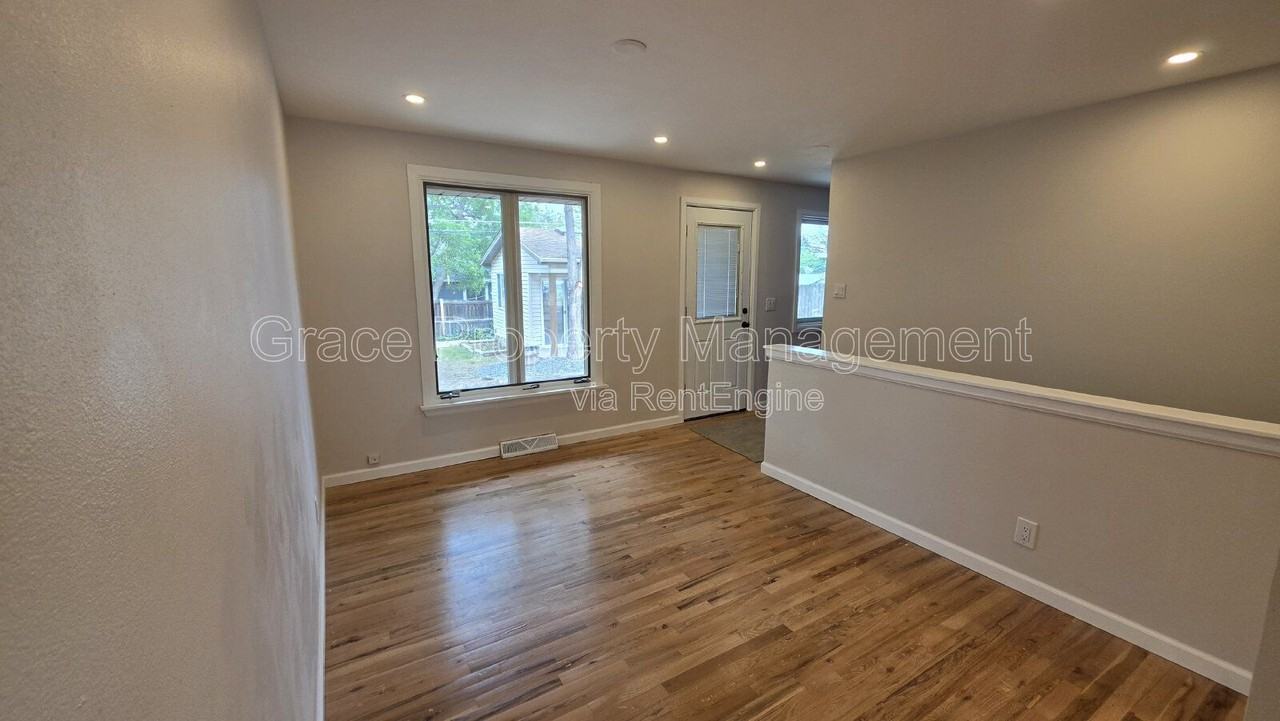 270 Beryl Way - Photo 4 of 33