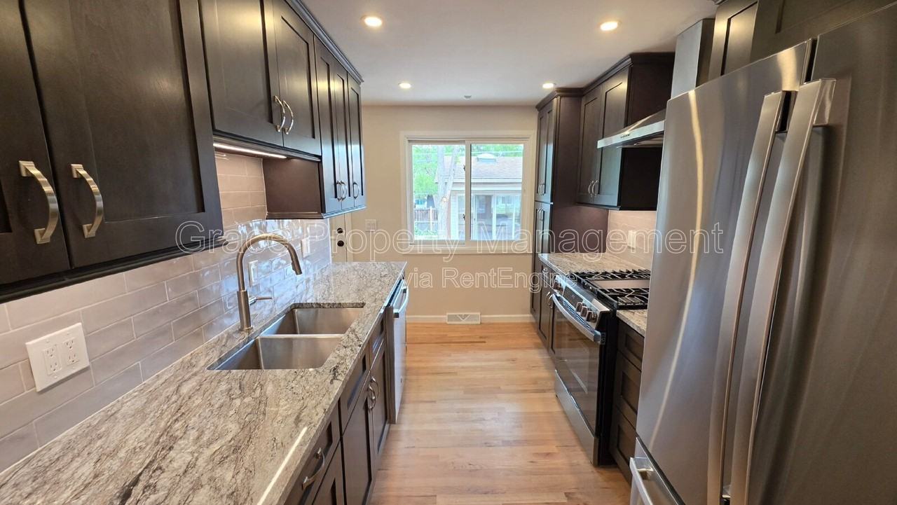 270 Beryl Way - Photo 5 of 33