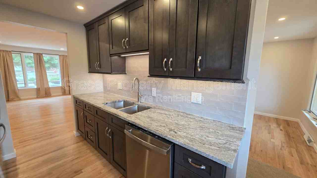 270 Beryl Way - Photo 7 of 33