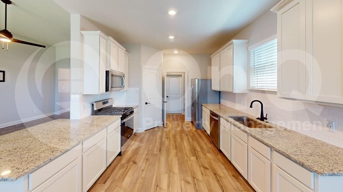 904 Emerson Dr - Photo 4 of 23