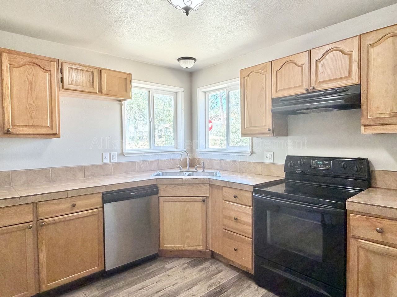 2528 Tremont St - Photo 5 of 19