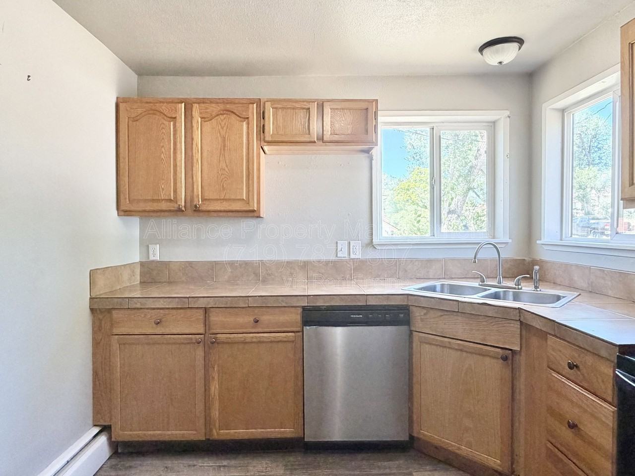 2528 Tremont St - Photo 6 of 19