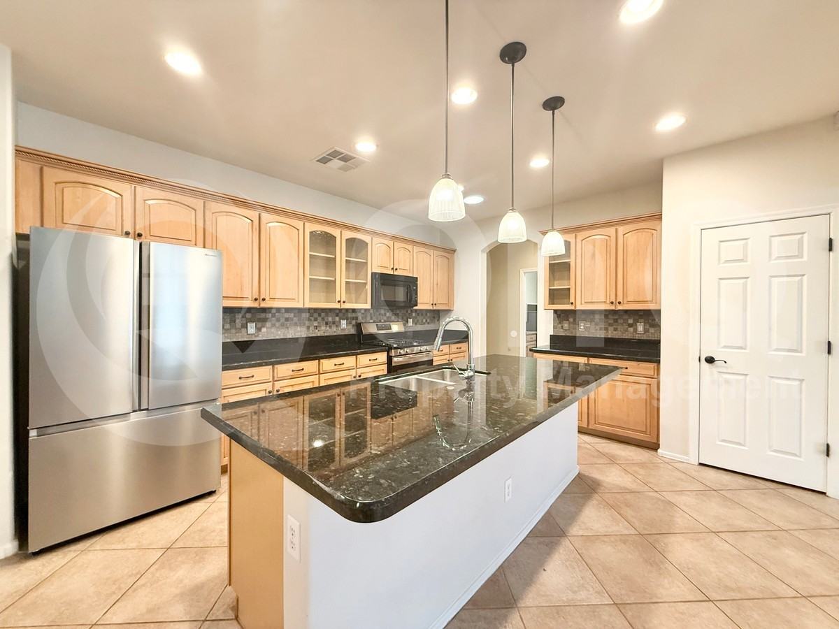 2848 E Fandango Dr - Photo 3 of 30