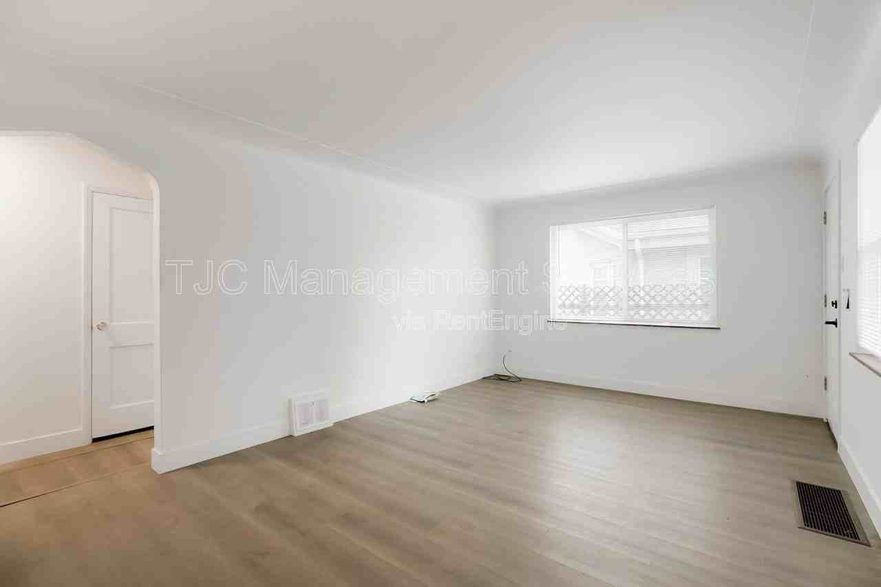 433 Harrison St - Photo 4 of 12