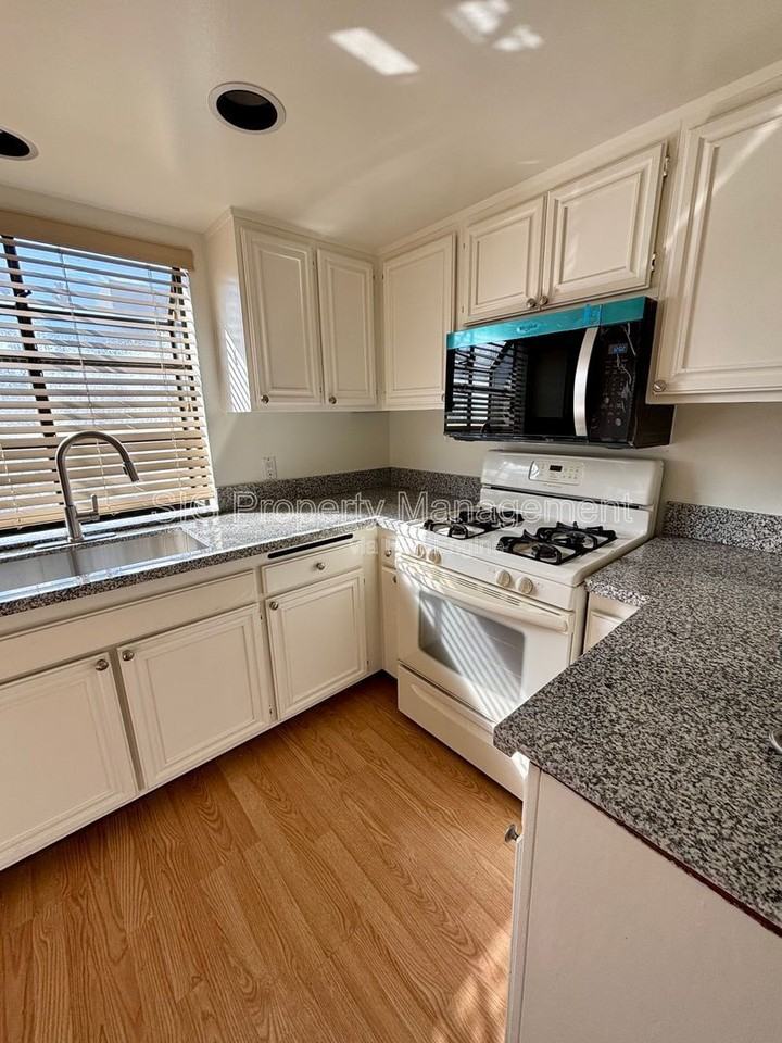 691 S Marengo Ave #4 - Photo 6 of 24