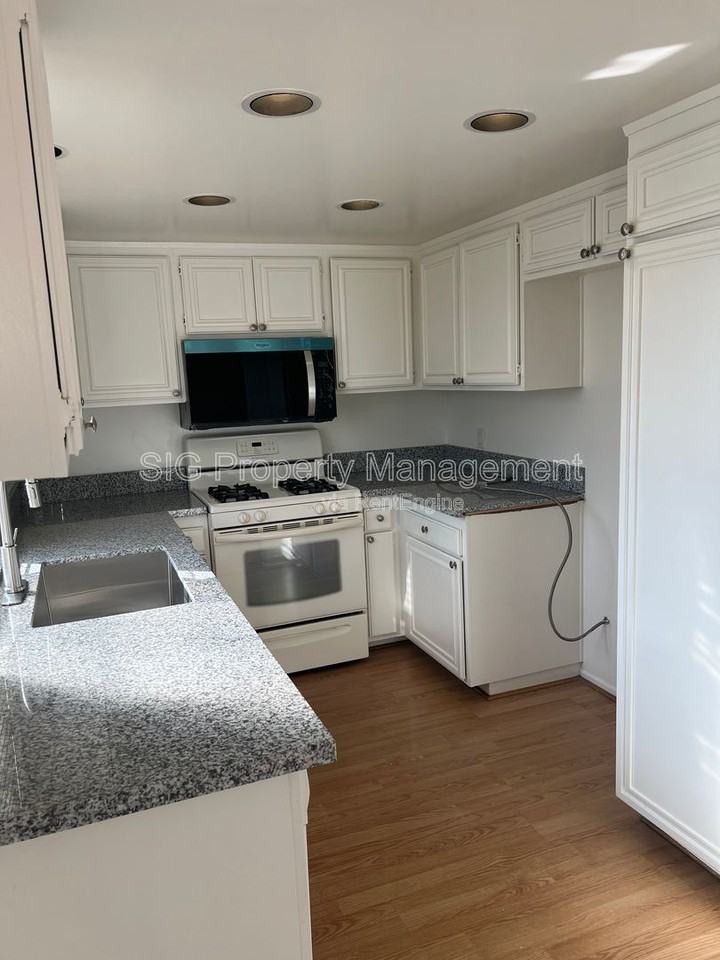 691 S Marengo Ave #4 - Photo 7 of 24