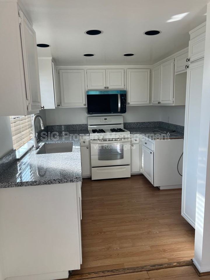 691 S Marengo Ave #4 - Photo 7 of 23