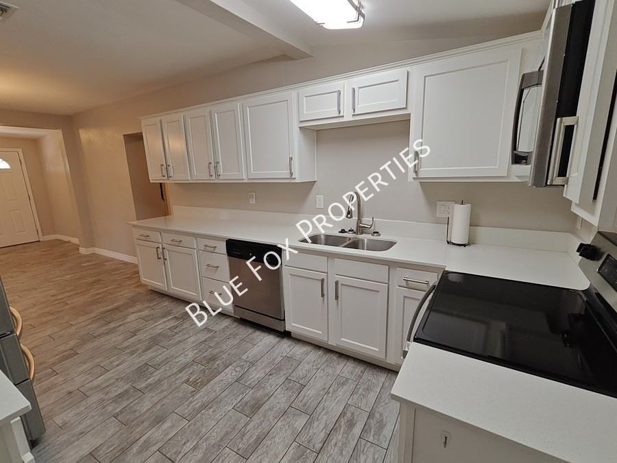 619 S Highland Ave - Photo 4 of 50