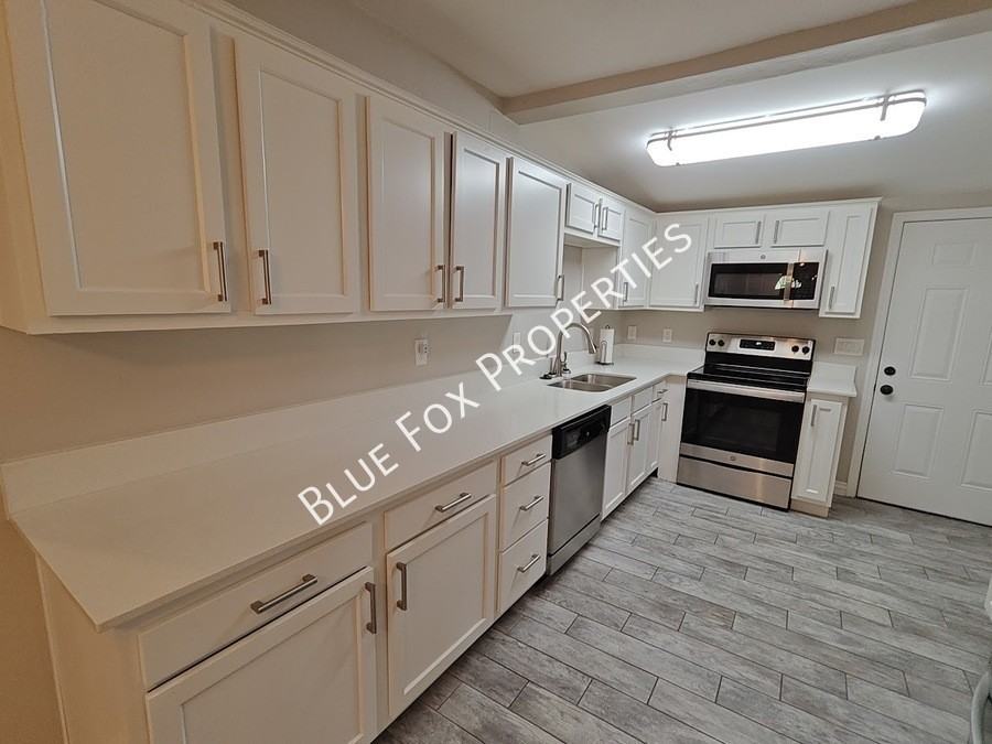 619 S Highland Ave - Photo 5 of 50