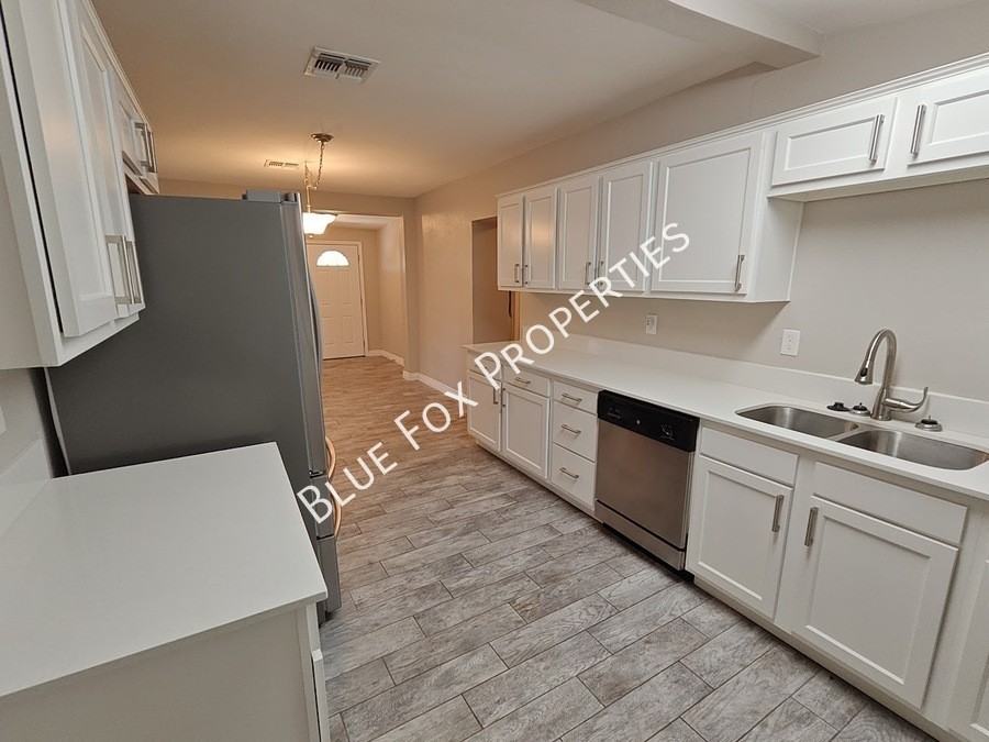 619 S Highland Ave - Photo 6 of 50