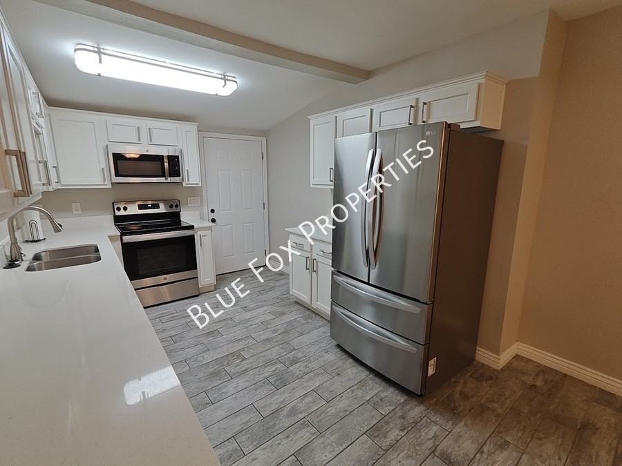 619 S Highland Ave - Photo 7 of 50