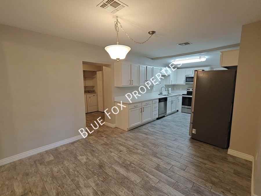 619 S Highland Ave - Photo 7 of 50