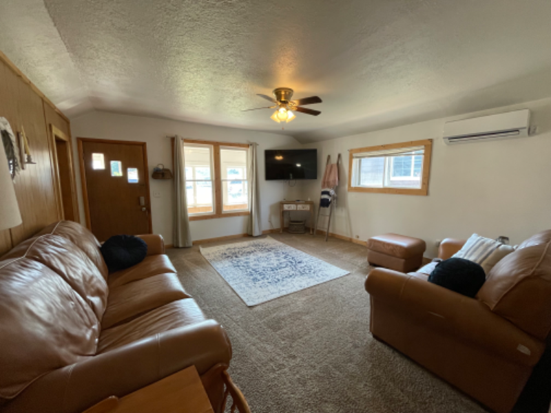 410 Dakota Ave - Photo 4 of 9
