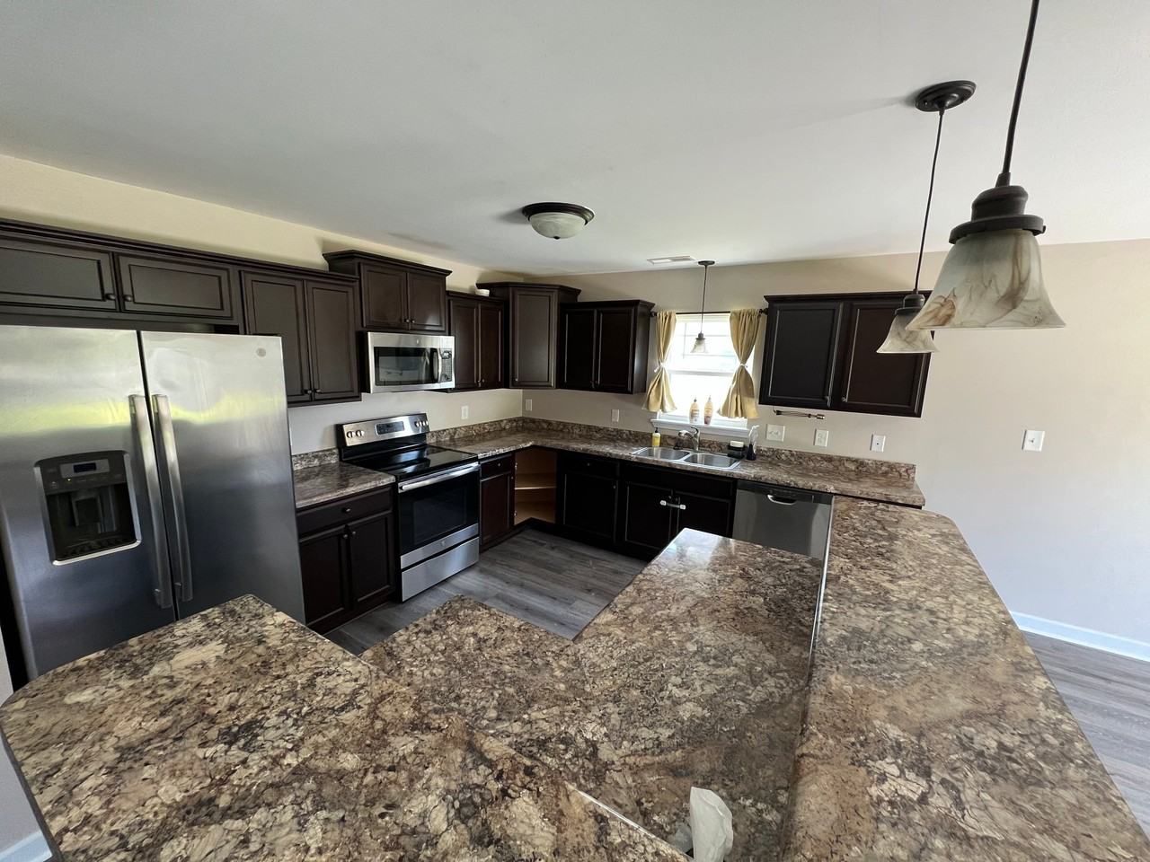 208 Breakwater Dr - Photo 4 of 19