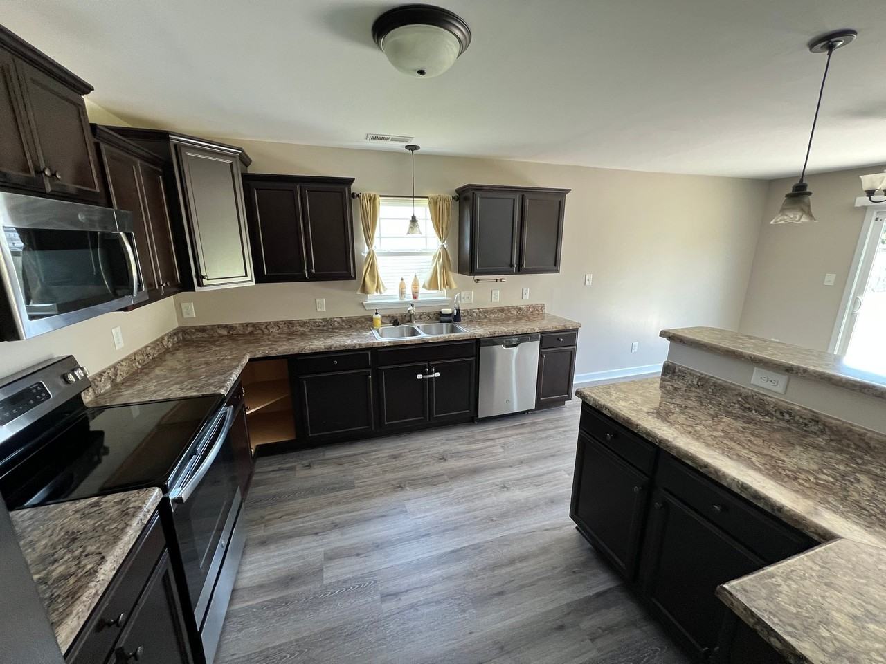 208 Breakwater Dr - Photo 5 of 19