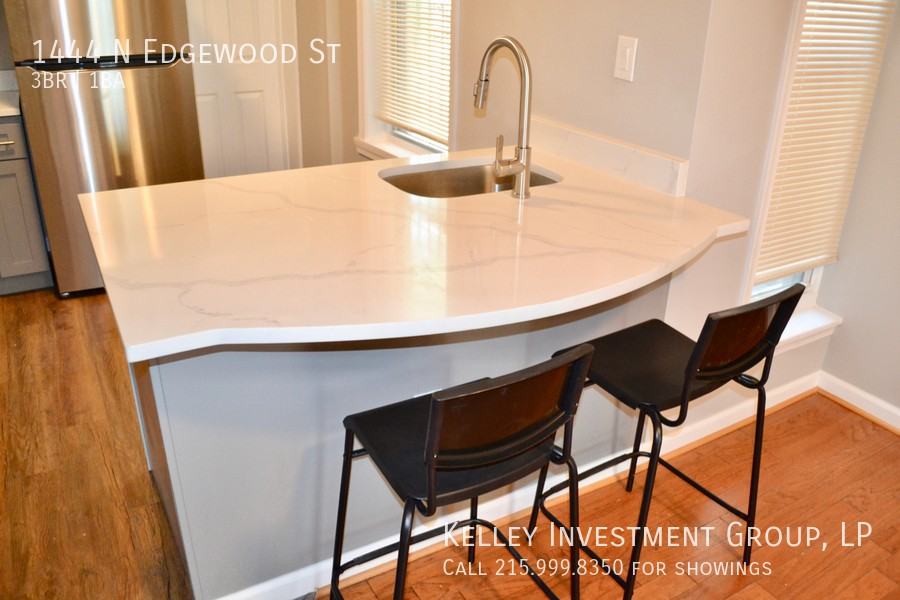 1444 N Edgewood St - Photo 4 of 33