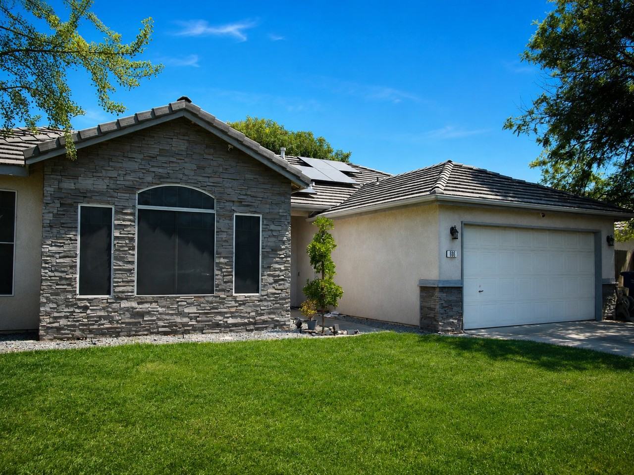 686 Wexford Ct - Photo 2 of 3