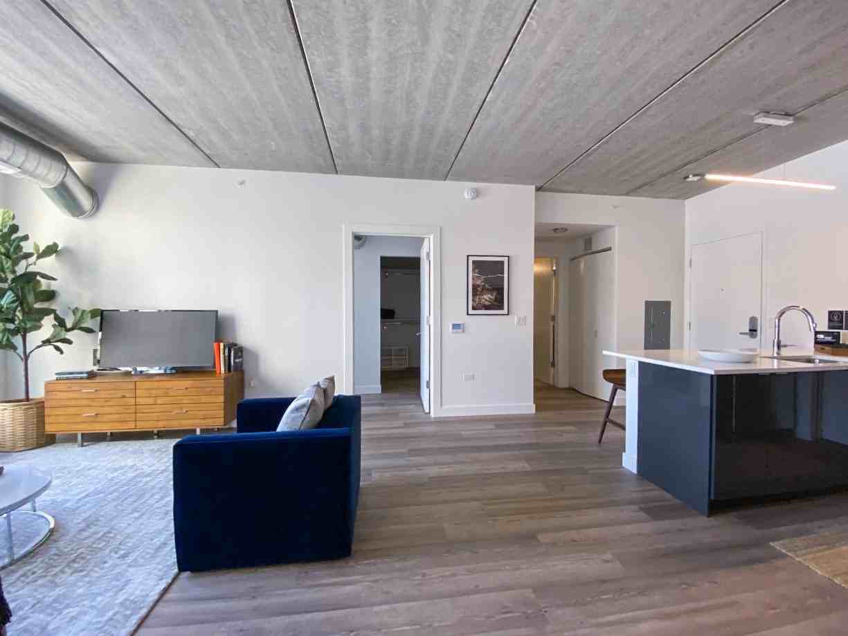 724 W Sheridan Rd - Photo 3 of 17