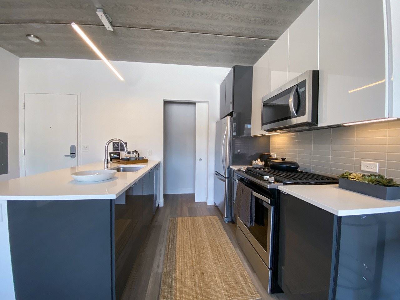 724 W Sheridan Rd - Photo 5 of 17