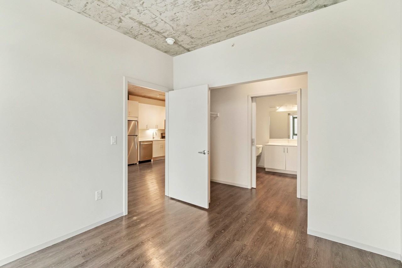 727 S Clark St - Photo 4 of 17