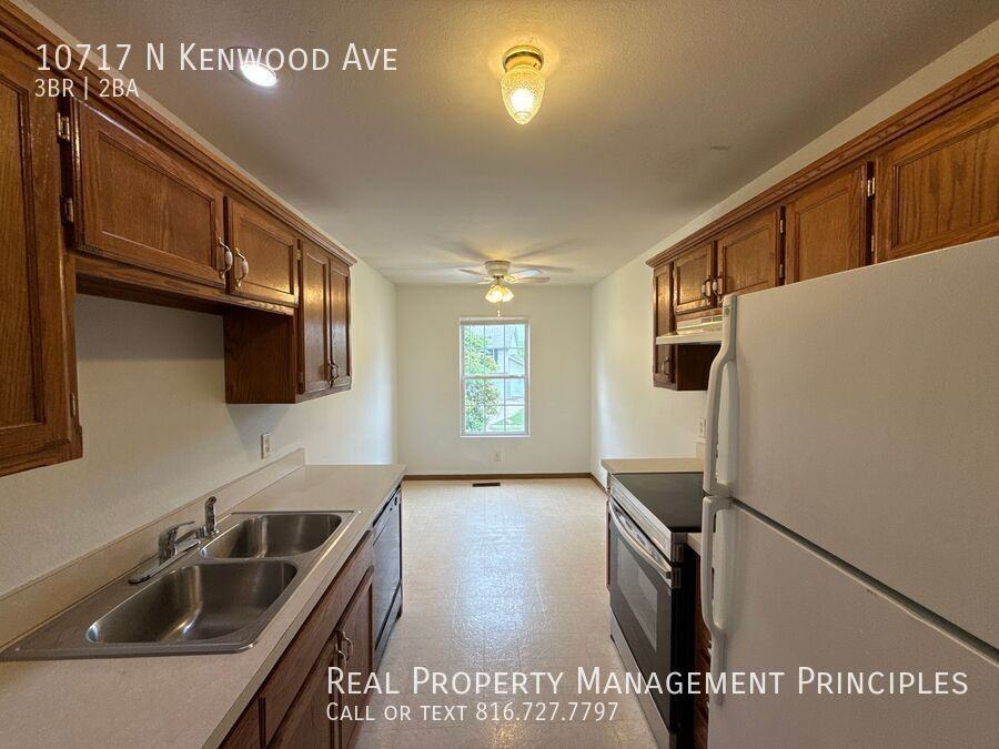 10717 N Kenwood Ave - Photo 4 of 15