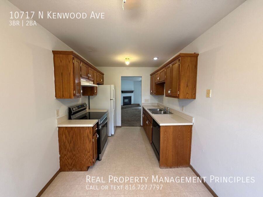 10717 N Kenwood Ave - Photo 5 of 15