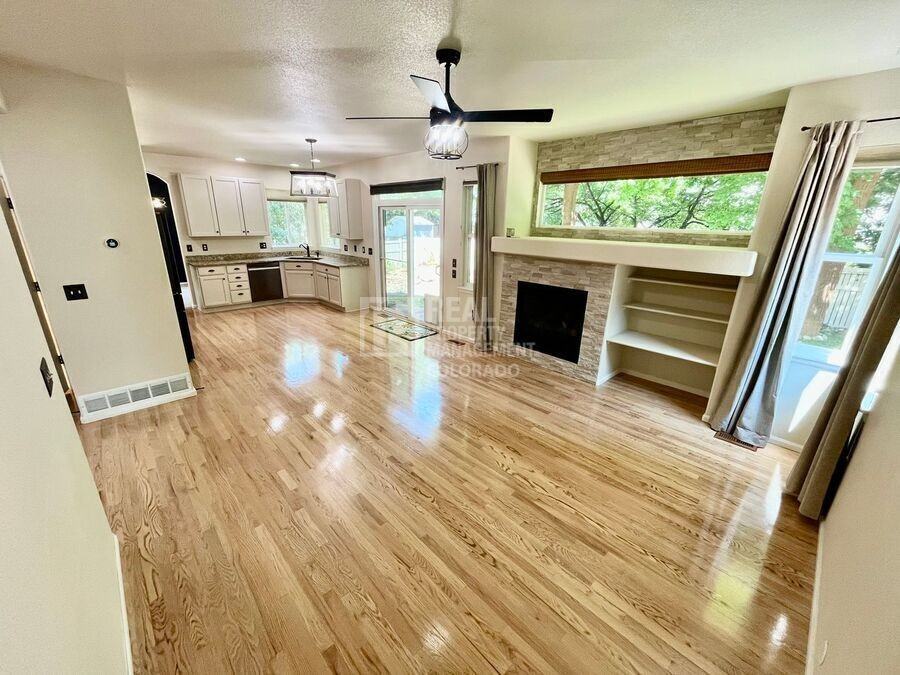 10302 Eastview St - Photo 5 of 22