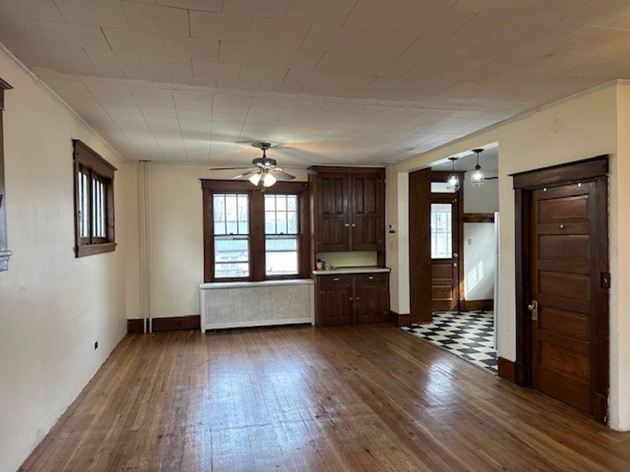 303 E Main St - Photo 4 of 19