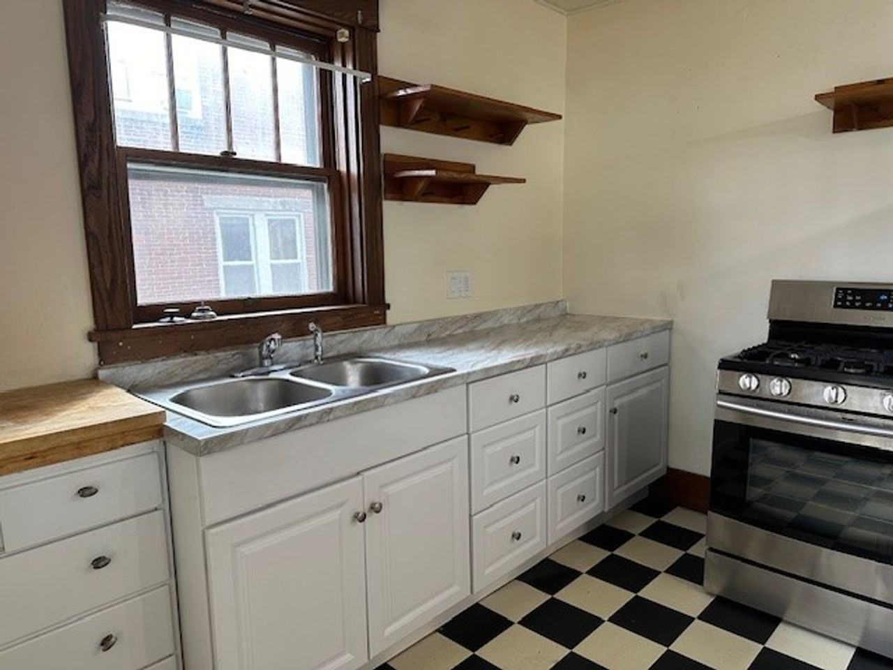 303 E Main St - Photo 6 of 19