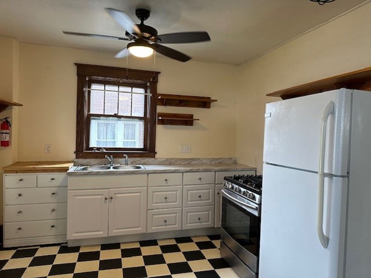 303 E Main St - Photo 7 of 19