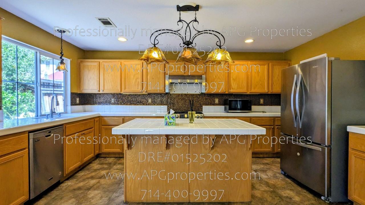 2439 N Cameo Ct - Photo 4 of 43
