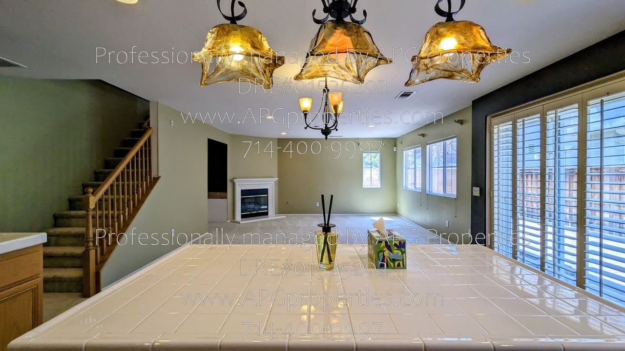 2439 N Cameo Ct - Photo 5 of 43