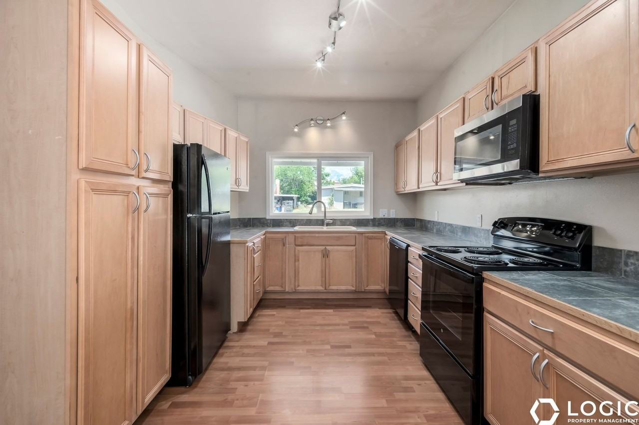 1180 E 560 N - Photo 7 of 20