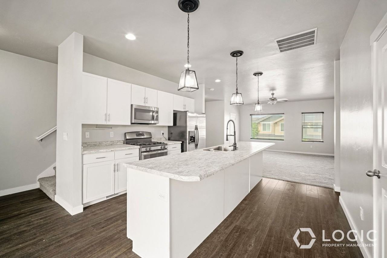 1733 W 10 S - Photo 7 of 22
