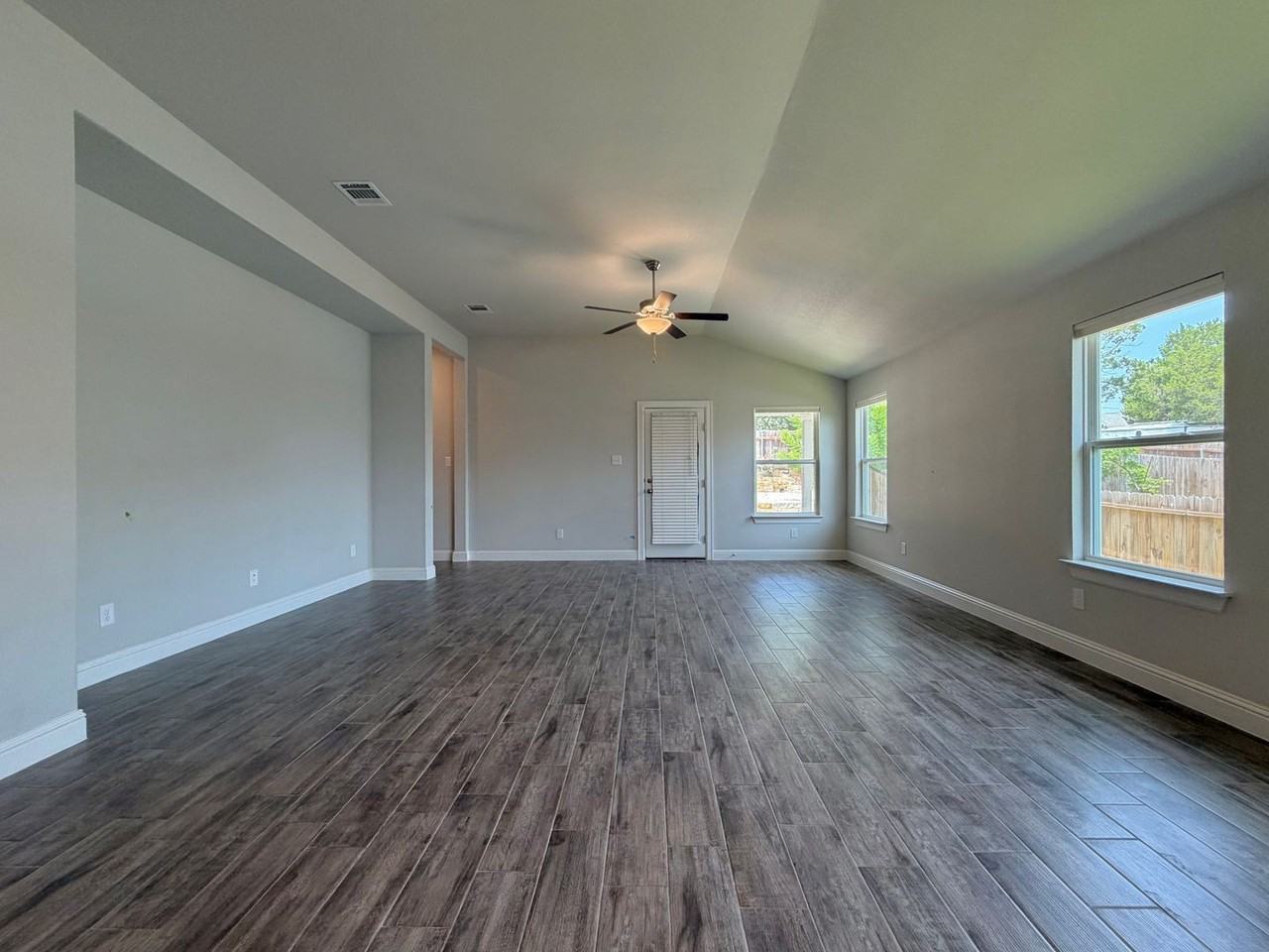 4300 Liberty Ln - Photo 5 of 42