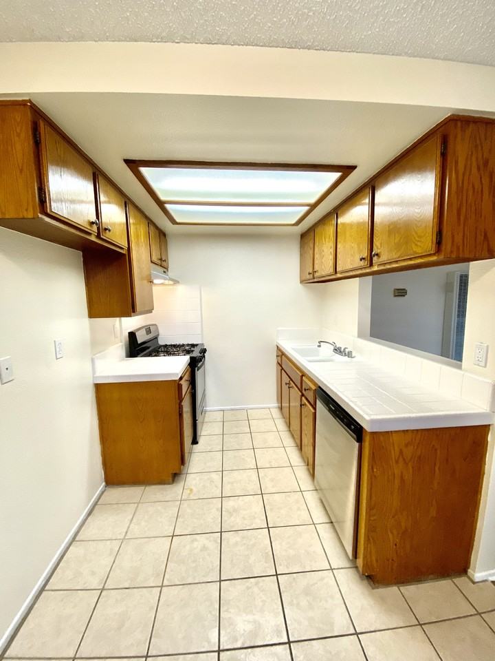 651 W 12th St #4 - Photo 5 of 15