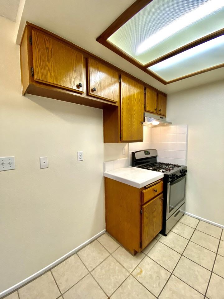 651 W 12th St #4 - Photo 7 of 15