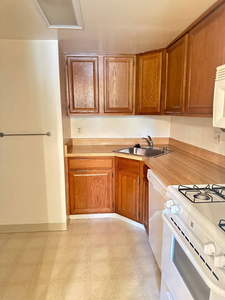1441 Northgate Sq - Photo 2 of 13