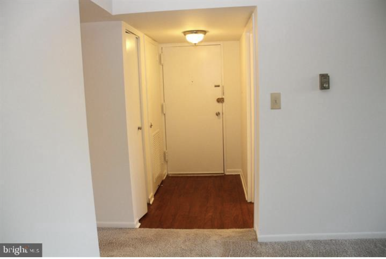 1441 Northgate Sq - Photo 5 of 13